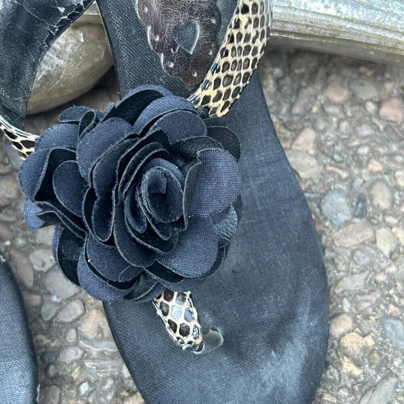 Beverly Feldman Snakeskin Black Rose Floral Thong Heeled Sandals Size 7 - Picture 6 of 9